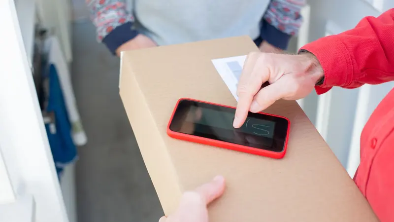 Achat en ligne sur smartphone avec un colis