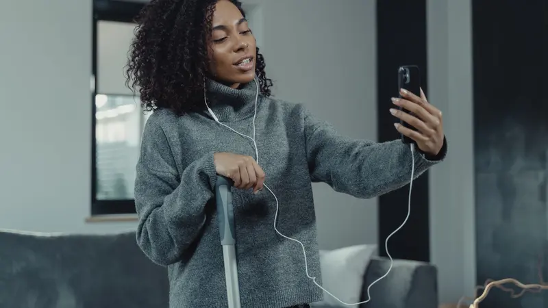 Femme en appel vidéo sur son smartphone en voyage